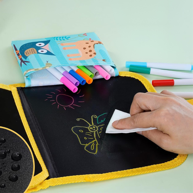 Het KrabbelBoek opengeslagen met de twaalf stiften ernaast